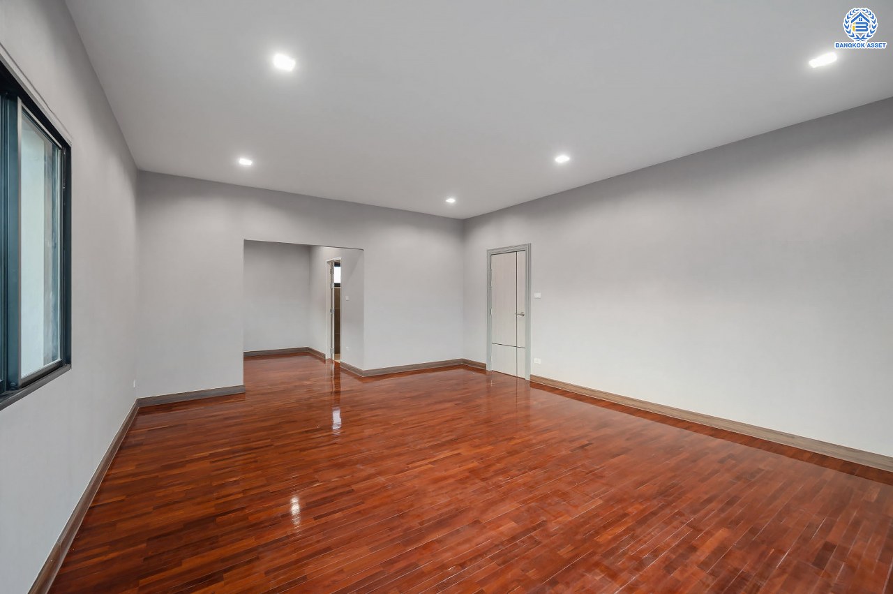 บ้านมือสองตกแต่งใหม่ โครงการ พฤกษ์ภิรมย์รีเจนท์ ปิ่นเกล้า บนสังคมคุณภาพจากแบรนด์ Q.House หลังใหญ่กว่า 113.4 ตร.ว. ดีไซน์ทันสมัยฟังก์ชัน 5 ห้องนอน (ห้องนอนชั้นล่าง 1 ห้อง) 5 ห้องน้ำ 1 ห้องแม่บ้าน จอดรถได้ 3 คัน บนที่สุดแห่งทำเลศักยภาพ หน้าโครงการติดถ.กาญจนาภิเษก เชื่อมต่อทุกการเดินทาง ใกล้จุดขึ้นทางด่วน "ศรีรัช" และรถไฟฟ้าสายสีม่วง "สถานีตลาดบางใหญ่"